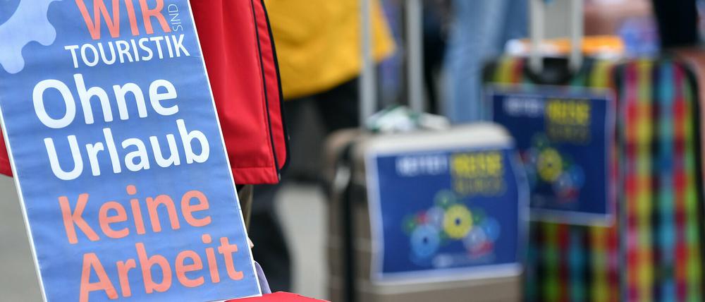 Eine Demonstration von Thüringer Vertretern von Reisebusunternehmen, Reisebüros und Reiseveranstalter auf dem Domplatz in Erfurt.