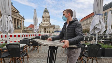 Ein Mitarbeiter des Restaurants "Shan Rahimkahn" am Berliner Gendarmenmarkt bereitet am 14. Mai die Wiedereröffnung vor.