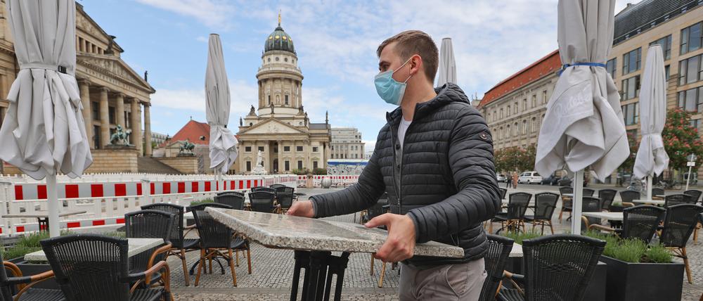 Ein Mitarbeiter des Restaurants "Shan Rahimkahn" am Berliner Gendarmenmarkt bereitet am 14. Mai die Wiedereröffnung vor.