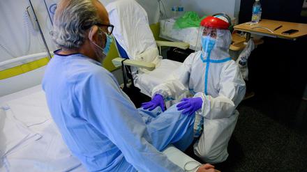Einer vorläufigen Studie zufolge haben Covid-19-Patienten, die ein altbekanntes Medikament gegen Sodbrennen bekommen, bessere Chancen auf einen glimpflichen Krankheitsverlauf.