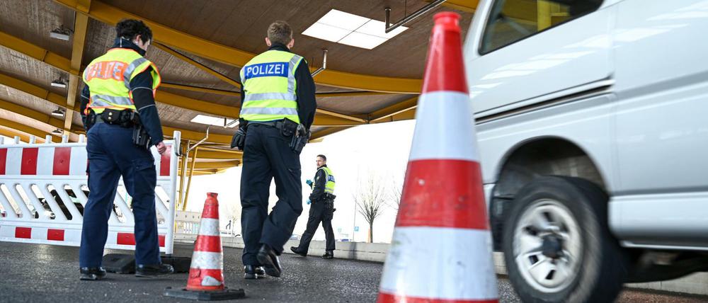 Deutsche Polizisten am Grenzübergang in Kreuzlingen.