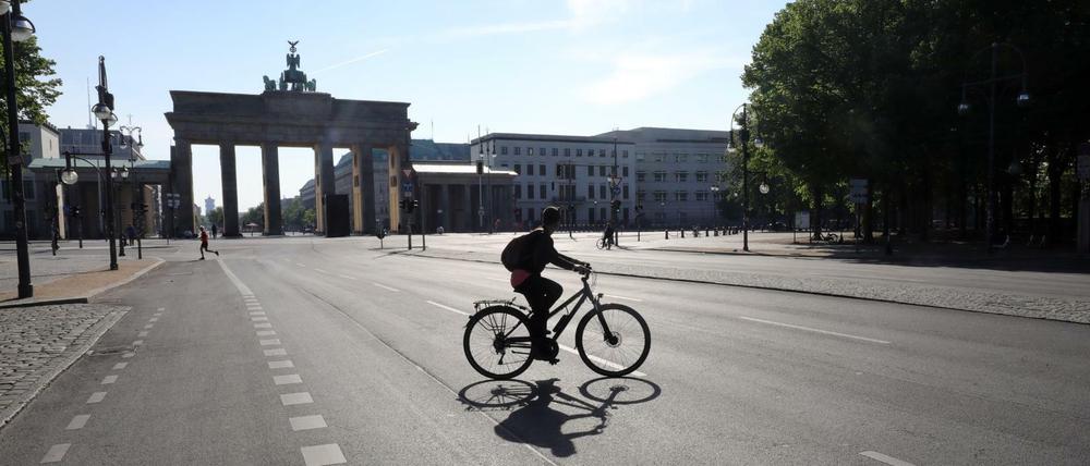 In Coronazeiten ist Berlin, hier vor dem Brandenburger Tor, öfters ungewöhnlich leer.