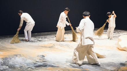 Am Ende der Ausstellung „Guernica in Sand“ wird das große Sandbild von Picassos „Guernica“ verwischt. 