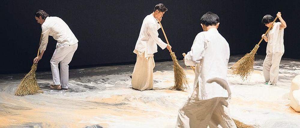 Am Ende der Ausstellung „Guernica in Sand“ wird das große Sandbild von Picassos „Guernica“ verwischt.
