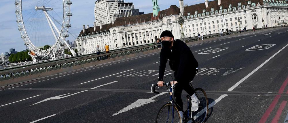 Ein Radfahrer auf Londons Westminster Bridge 