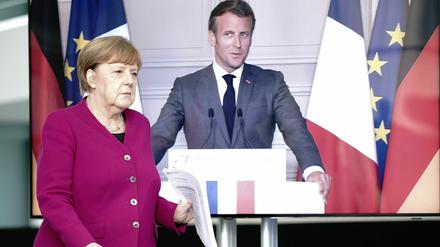 Angela Merkel erscheint zur Pressekonferenz mit Emmanuel Macron.