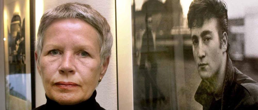 Astrid Kirchherr vor einem ihrer Fotos des jungen John Lennon