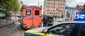 Polizei und Rettungsdienst am Tatort des Messerangriffs in Hamburg