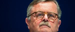 Zunehmender Reiseverkehr erhöhe das Risiko einer zweiten Infektionswelle, sagt Weltärzte-Präsident Montgomery.