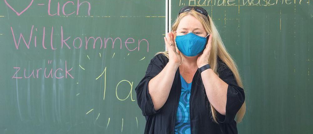Alle Jahrgänge geben jetzt wieder Stippvisiten in den Schulen - parallel läuft der Unterricht zu Hause. 