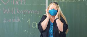 Alle Jahrgänge geben jetzt wieder Stippvisiten in den Schulen - parallel läuft der Unterricht zu Hause. 