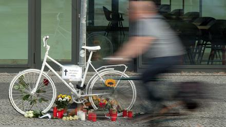 In Berlin fährt ein Radfahrer an einem sogenannten Geisterrad vorbei (Symbolbild).