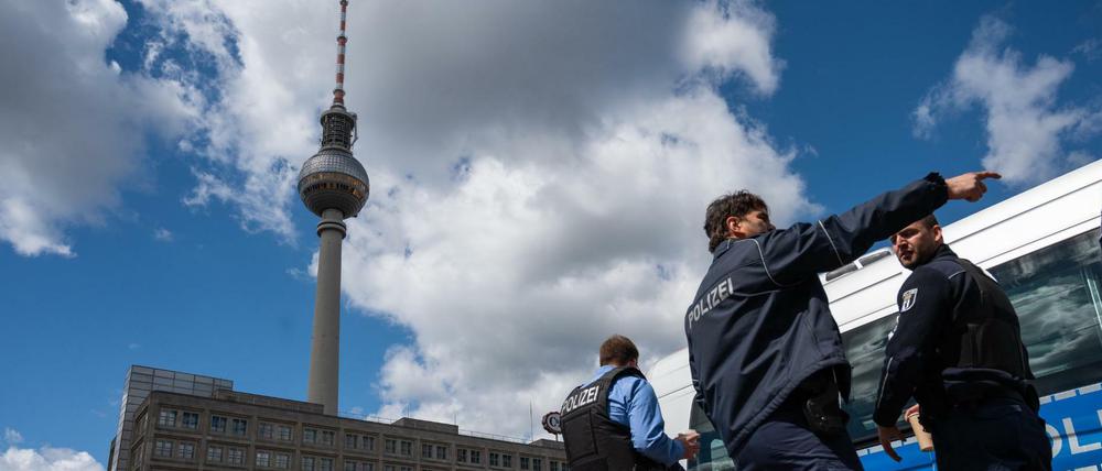 Polizisten und Polizeiautos stehen auf dem Alexanderplatz, wo es am Samstag zu verschiedenen Demonstrationen kommen soll. 