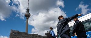 Polizisten und Polizeiautos stehen auf dem Alexanderplatz, wo es am Samstag zu verschiedenen Demonstrationen kommen soll. 
