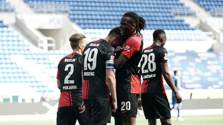 Wenn die Gefühle durchgehen: Nur der Jubel auf Abstand klappte bei Hertha BSC noch nicht ganz so gut.