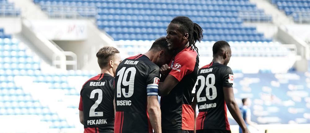 Wenn die Gefühle durchgehen: Nur der Jubel auf Abstand klappte bei Hertha BSC noch nicht ganz so gut.