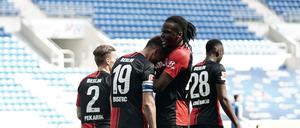 Wenn die Gefühle durchgehen: Nur der Jubel auf Abstand klappte bei Hertha BSC noch nicht ganz so gut.