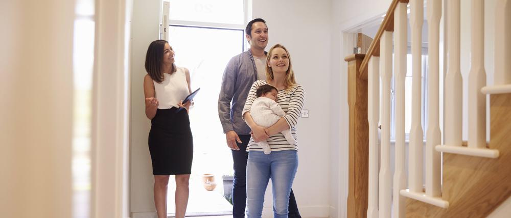 Man sollte sich nicht von den Worten der Maklerin blenden lassen, sondern auf bestimmte Fragen beharren. 