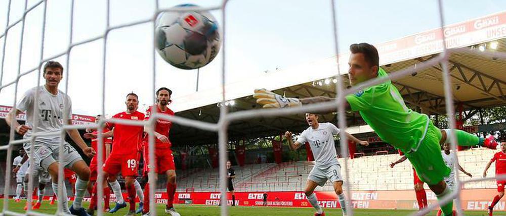 Die Entscheidung. Rafal Gikiewicz muss den Ball zum 0:2 passieren lassen.