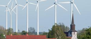 Mit Abstand. Die Regierungskoalition ist in Sachen Windräder übereingekommen.