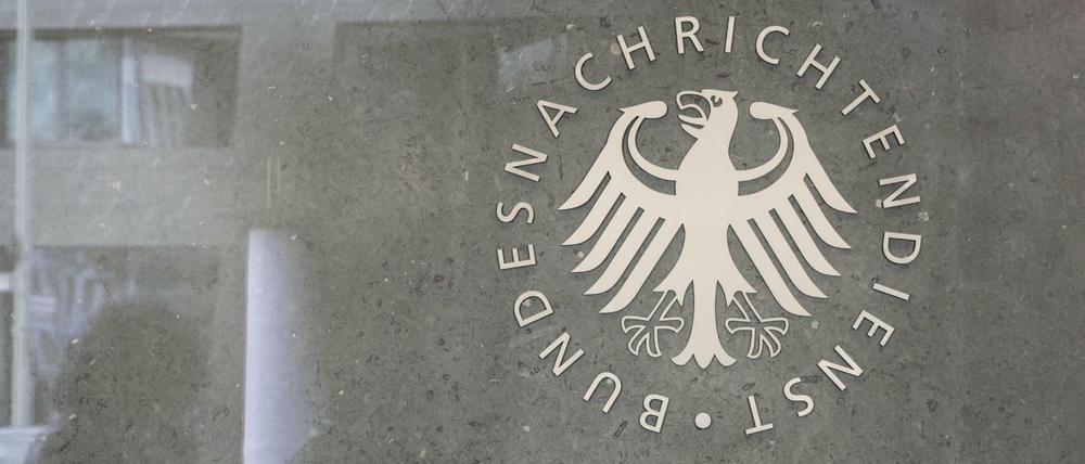 ARCHIV - 08.02.2019, Berlin: Der Schriftzug Bundesnachrichtendienst (BND) ist im Eingangsbereich der neuen Zentrale zu sehen. (zu dpa "Karlsruhe verkündet Urteil zur Massenüberwachung des BND im Ausland" am 18.05.2020) Foto: Kay Nietfeld/dpa +++ dpa-Bildfunk +++