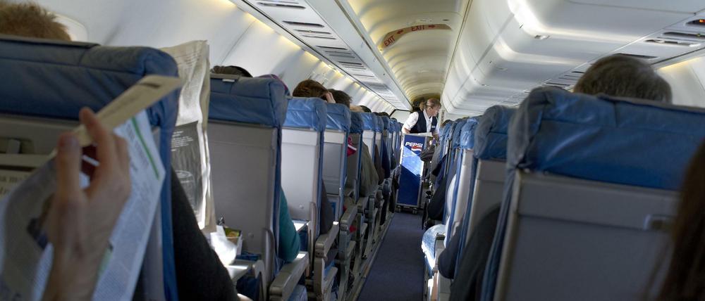 Volle Kabine. Weil nur wenige Verbindungen bedient werden, sind einige Flieger sehr voll.