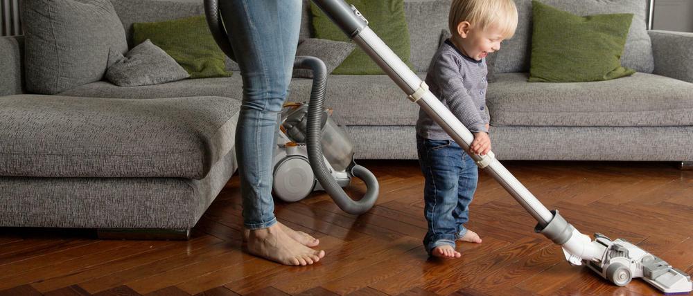 Fast schon eine große Hilfe: Wenn das Söhnchen der Mutter im Haushalt zur Hand geht.