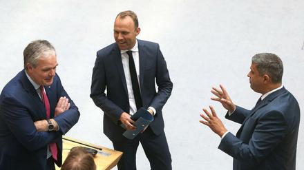 In der Krise sparen? Nicht mit mir! SPD-Fraktionschef Raed Saleh im Gespräch mit Burkhard Dregger (CDU) und Sebastian Czaja (FDP).