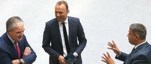 In der Krise sparen? Nicht mit mir! SPD-Fraktionschef Raed Saleh im Gespräch mit Burkhard Dregger (CDU) und Sebastian Czaja (FDP).