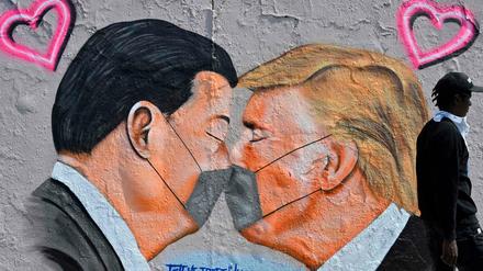 Äquidistanz im Bann der Coronakrise: Die Präsidenten Chinas und der USA, Xi Jinping und Donald Trump, auf einem Berliner Mauergemälde.