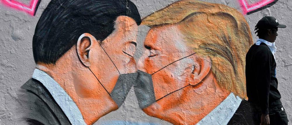Äquidistanz im Bann der Coronakrise: Die Präsidenten Chinas und der USA, Xi Jinping und Donald Trump, auf einem Berliner Mauergemälde.