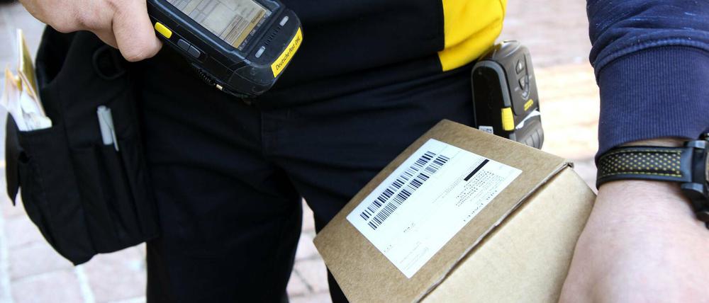 Ein Paketbote (Symbolbild).