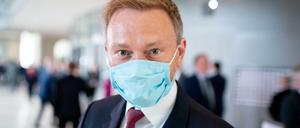 Christian Lindner, Fraktionsvorsitzender und Parteivorsitzender der FDP, steht für die Stimmabgabe bei einer namentlichen Abstimmung in einer Warteschlange bei der Sitzung des Bundestages.