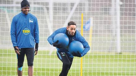 Zwei Säcke Geld hat Hertha ausgegeben. Von den vier Winter-Zugängen läuft es aber nur für Matheus Cunha (re.). Das gefällt auch Dedryck Boyata. 