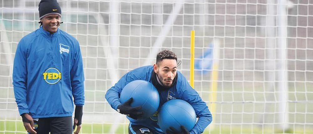 Zwei Säcke Geld hat Hertha ausgegeben. Von den vier Winter-Zugängen läuft es aber nur für Matheus Cunha (re.). Das gefällt auch Dedryck Boyata. 