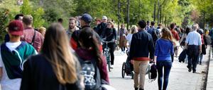 Am Sonntag spazieren viele Menschen durch den Berliner Mauerpark.