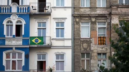 Soll ein Altbau saniert werden, gibt es in Eigentümergemeinschaften oft Streit über den Umfang der geplanten Vorhaben und deren Finanzierung. Durch eine Gesetzesänderung sollen nun weniger Eigentümer als bisher über weitreichende Umbaumaßnahmen beschließen können. 
