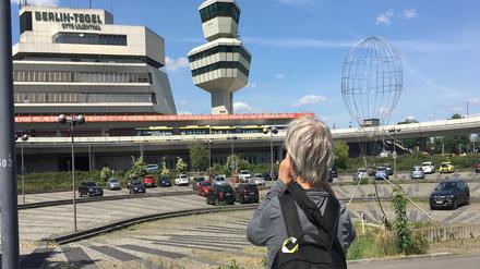 Nostalgische Flughafen-Liebhaber halten ihre letzten Eindrücke von Tegel fest.