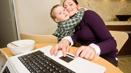 Heldin der Arbeit: Mutter im Home Office mit Kind.