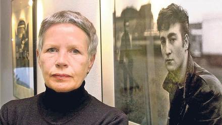 Astrid Kirchherr vor einer Fotografie von John Lennon.