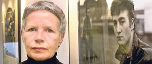 Astrid Kirchherr vor einer Fotografie von John Lennon. 