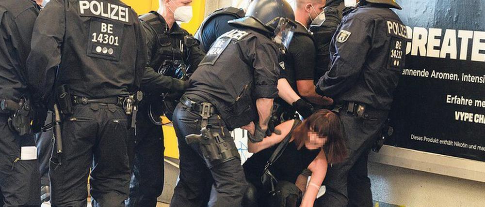 Polizeiliche Gewalt muss verhältnismäßig und begründet sein. Beim Angriff auf Lea A. gibt es dabei ernste Zweifel. 