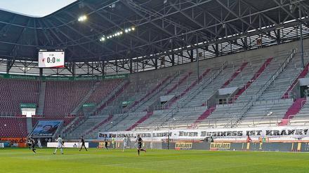 Gespenstische Atmosphäre in allen Stadien, hier in Augsburg.