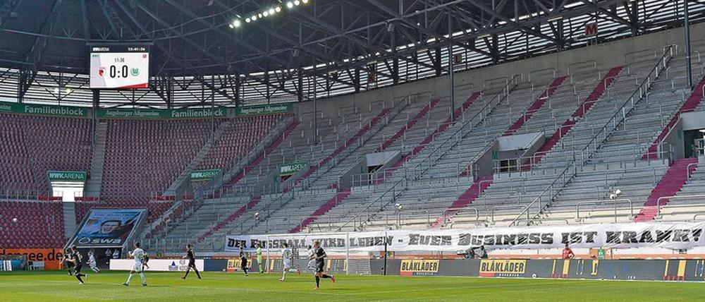 Gespenstische Atmosphäre in allen Stadien, hier in Augsburg.