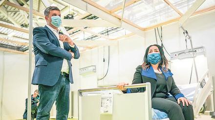 Zu Besuch. Senatorin Dilek Kalayci in der Covid-Notklinik. Foto: Michael Kappeler/dpa