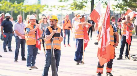 Die Gewerkschaften warnen vor Konsequenzen für Berufspendler, sollten Grenzen langfristig geschlossen bleiben.