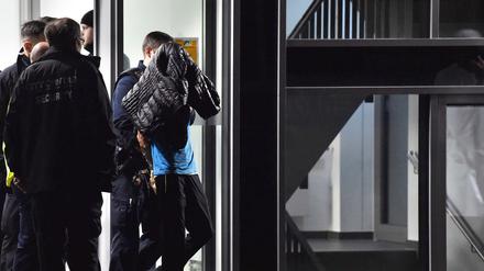 Polizisten nehmen am19. November den mutmaßlichen Täter nach dem tödlichen Angriff auf Fritz von Weizäcker fest. (Archiv)