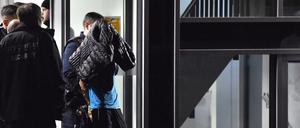 Polizisten nehmen am19. November den mutmaßlichen Täter nach dem tödlichen Angriff auf Fritz von Weizäcker fest. (Archiv)