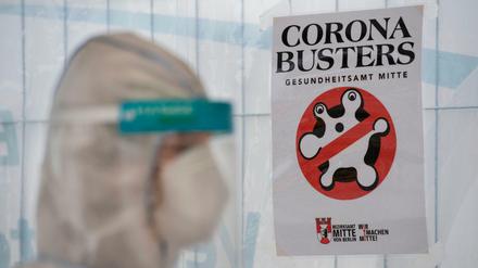 Die "Corona Busters"? Ein Mitarbeiter einer Drive-in-Teststation in Berlin-Mitte.