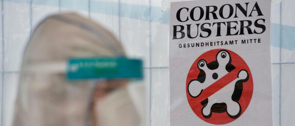 Die "Corona Busters"? Ein Mitarbeiter einer Drive-in-Teststation in Berlin-Mitte.
